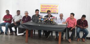 ජනමාධ්‍යවේදින්ට රජයේ මාධ්‍ය හැදුනුම්පත අනිවාර්ය කිරීමට එරෙහිව වෘත්තීය සමිති නායකයෝ නැගි සිටිති