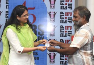 මාධ්‍යවේදීන්ට රජයේ මාධ්‍ය හැදුනුම්පත අනිවාර්ය කිරිමට එරෙහි වෙමු! ජාතික මාධ්‍ය ප්‍රතිපත්තිය ප්‍රෝඩාව පරාජය කරමු !