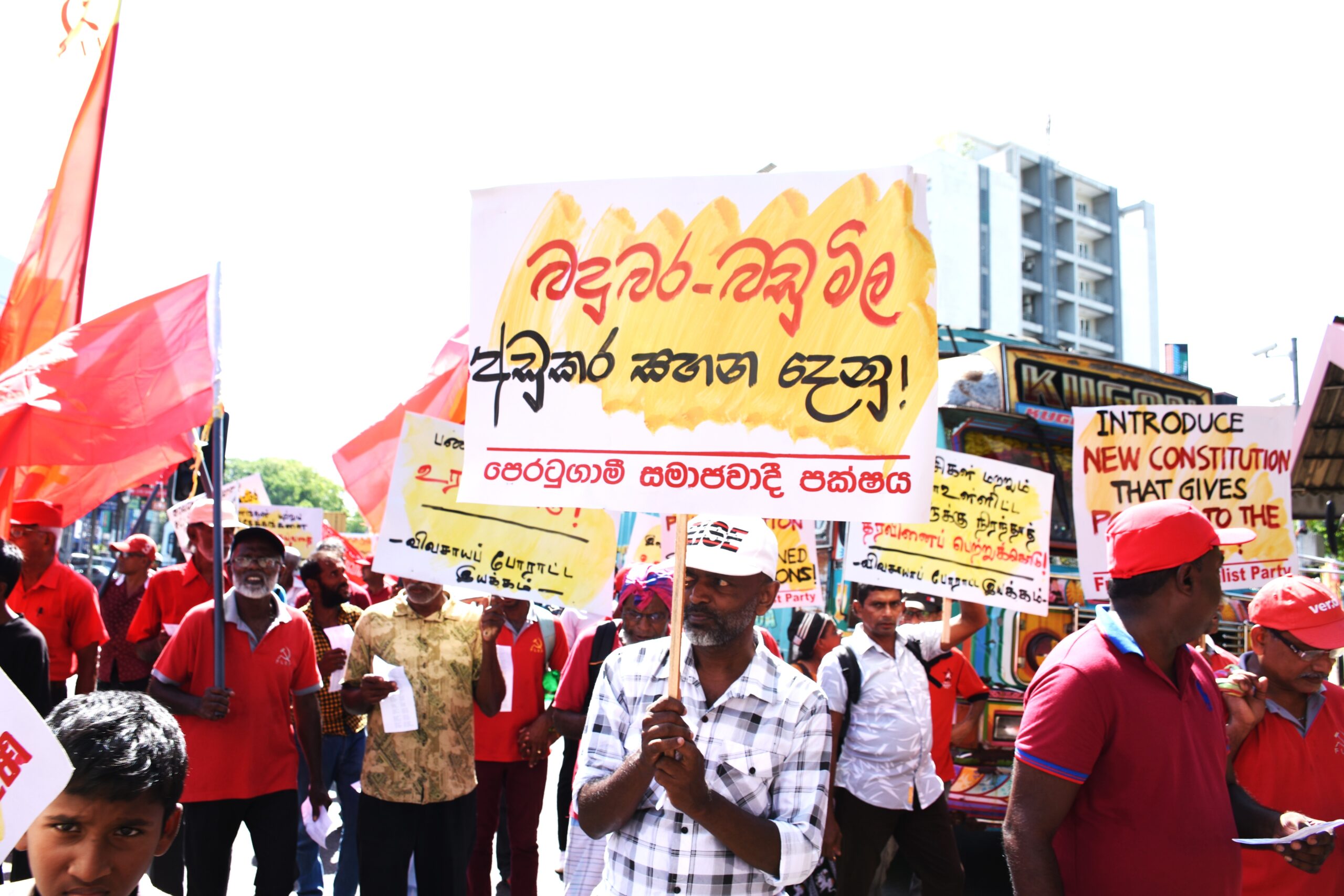 රතු මැයි දිනය - දම්,කොළ ,නිල් සහ කහ ධනපතියොත් සමරති