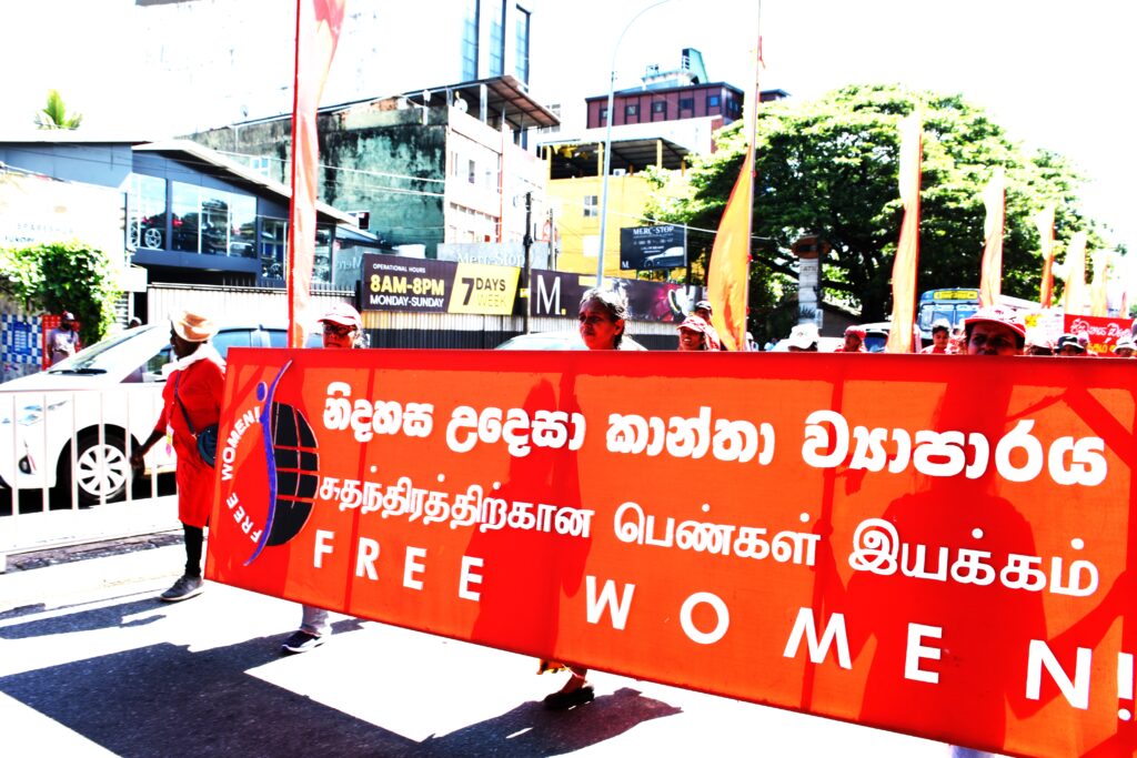 රතු මැයි දිනය - දම්,කොළ ,නිල් සහ කහ ධනපතියොත් සමරති