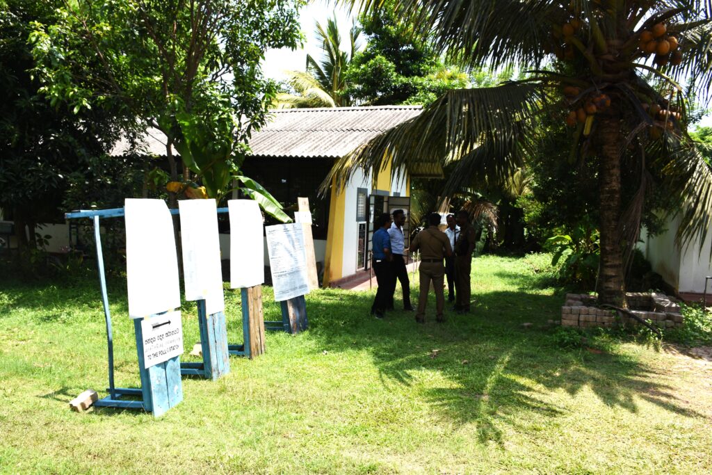 මහජනතාව අතර ජන්ද දැමීමේ උනන්දු අඩු වී ඇත මහජනතාව අතර ජන්ද දැමීමේ උනන්දු අඩු වී ඇත