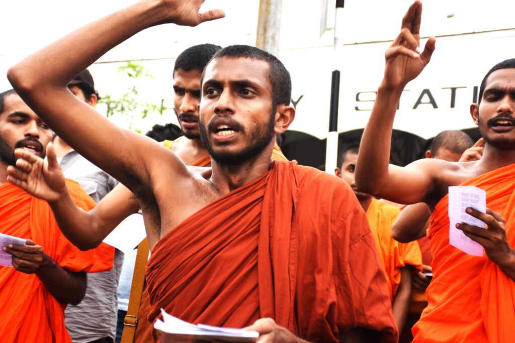 සම සෞඛ්ය උපාධිධාරීන් කුසලතා පදනම මත බදවා ගන්නැයි අන්තරය පෙළපාලි යයි සම සෞඛ්ය උපාධිධාරීන් කුසලතා පදනම මත බදවා ගන්නැයි අන්තරය පෙළපාලි යයි