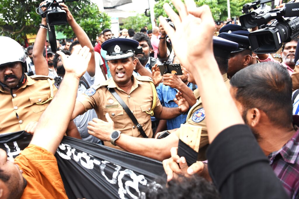 සම සෞඛ්ය උපාධිධාරීන් කුසලතා පදනම මත බදවා ගන්නැයි අන්තරය පෙළපාලි යයි සම සෞඛ්ය උපාධිධාරීන් කුසලතා පදනම මත බදවා ගන්නැයි අන්තරය පෙළපාලි යයි