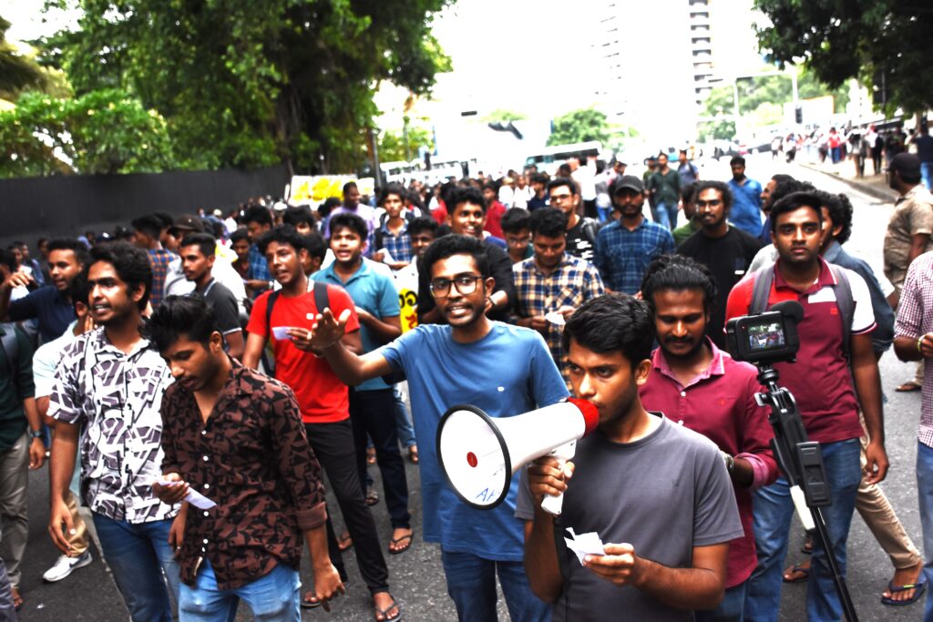 සම සෞඛ්ය උපාධිධාරීන් කුසලතා පදනම මත බදවා ගන්නැයි අන්තරය පෙළපාලි යයි සම සෞඛ්ය උපාධිධාරීන් කුසලතා පදනම මත බදවා ගන්නැයි අන්තරය පෙළපාලි යයි