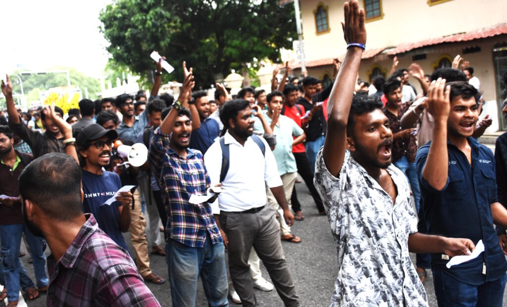 සම සෞඛ්ය උපාධිධාරීන් කුසලතා පදනම මත බදවා ගන්නැයි අන්තරය පෙළපාලි යයි සම සෞඛ්ය උපාධිධාරීන් කුසලතා පදනම මත බදවා ගන්නැයි අන්තරය පෙළපාලි යයි