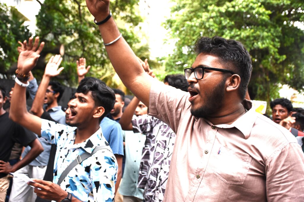 සම සෞඛ්ය උපාධිධාරීන් කුසලතා පදනම මත බදවා ගන්නැයි අන්තරය පෙළපාලි යයි සම සෞඛ්ය උපාධිධාරීන් කුසලතා පදනම මත බදවා ගන්නැයි අන්තරය පෙළපාලි යයි