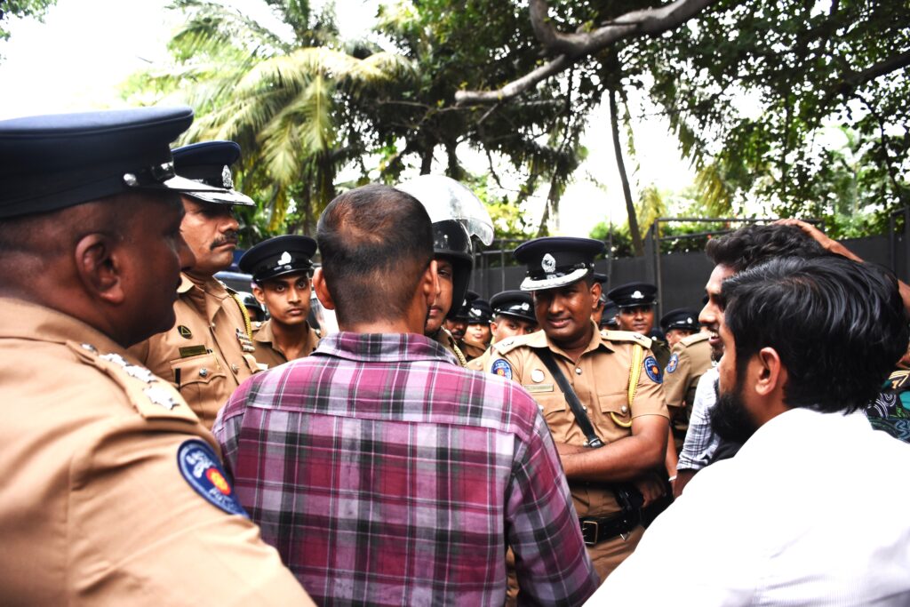 සම සෞඛ්ය උපාධිධාරීන් කුසලතා පදනම මත බදවා ගන්නැයි අන්තරය පෙළපාලි යයි සම සෞඛ්ය උපාධිධාරීන් කුසලතා පදනම මත බදවා ගන්නැයි අන්තරය පෙළපාලි යයි