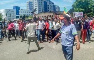 දිරි දීමනා කපා දැමීම‌ට එරෙහි ව කොළඹ වරාය කම්කරුවෝ වැඩ වර්ජනය කරති