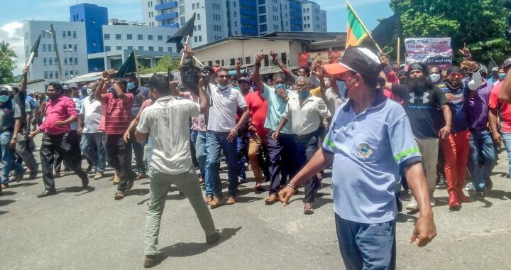 දිරි දීමනා කපා දැමීම‌ට එරෙහි ව කොළඹ වරාය කම්කරුවෝ වැඩ වර්ජනය කරති