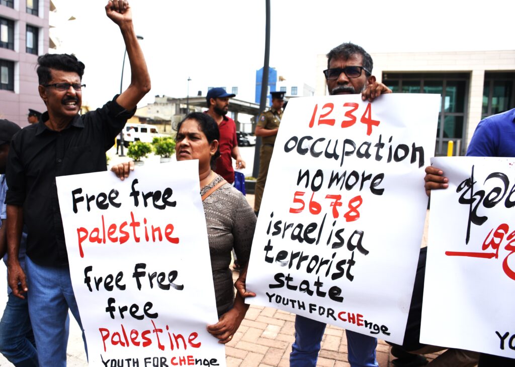 එපා එපා -යුද්ධය එපා, ලෝකෙට තව - යුද්ධ එපා , ගසාවේ -සංහාරය ,නතර කරව් -යුද්ධය එපා එපා එපා -යුද්ධය එපා, ලෝකෙට තව - යුද්ධ එපා , ගසාවේ -සංහාරය ,නතර කරව් -යුද්ධය එපා
