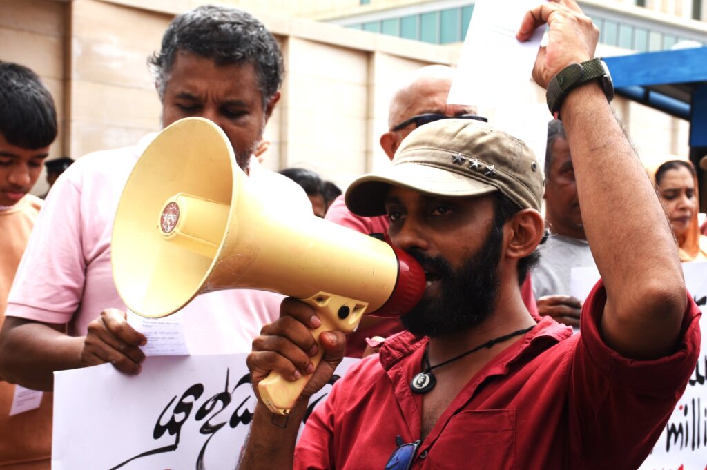 එපා එපා -යුද්ධය එපා, ලෝකෙට තව - යුද්ධ එපා , ගසාවේ -සංහාරය ,නතර කරව් -යුද්ධය එපා එපා එපා -යුද්ධය එපා, ලෝකෙට තව - යුද්ධ එපා , ගසාවේ -සංහාරය ,නතර කරව් -යුද්ධය එපා