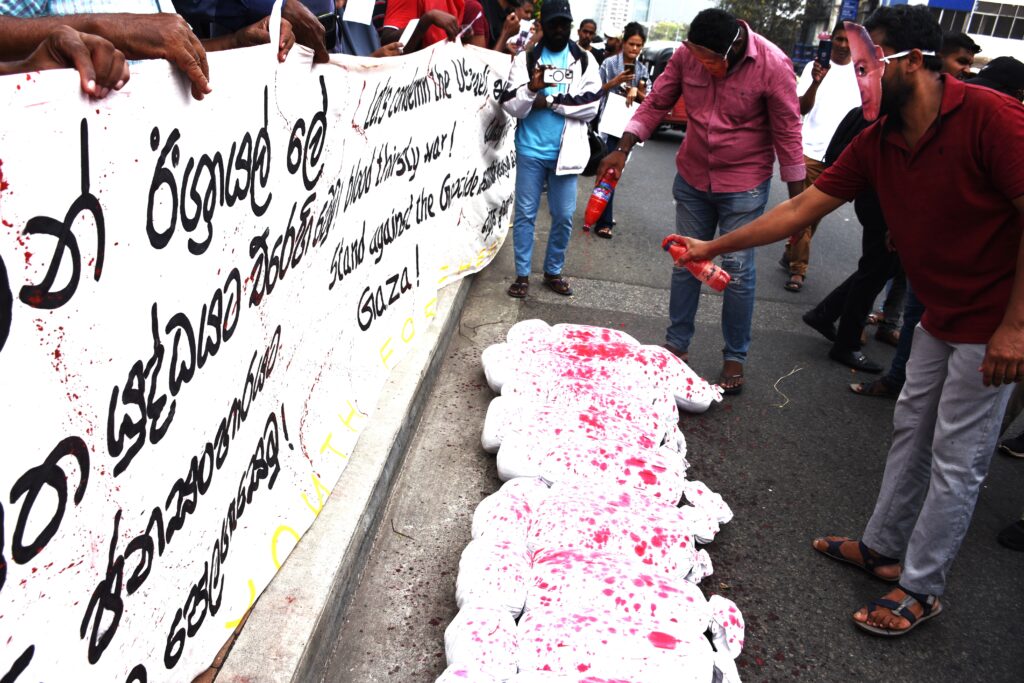 එපා එපා -යුද්ධය එපා, ලෝකෙට තව - යුද්ධ එපා , ගසාවේ -සංහාරය ,නතර කරව් -යුද්ධය එපා එපා එපා -යුද්ධය එපා, ලෝකෙට තව - යුද්ධ එපා , ගසාවේ -සංහාරය ,නතර කරව් -යුද්ධය එපා
