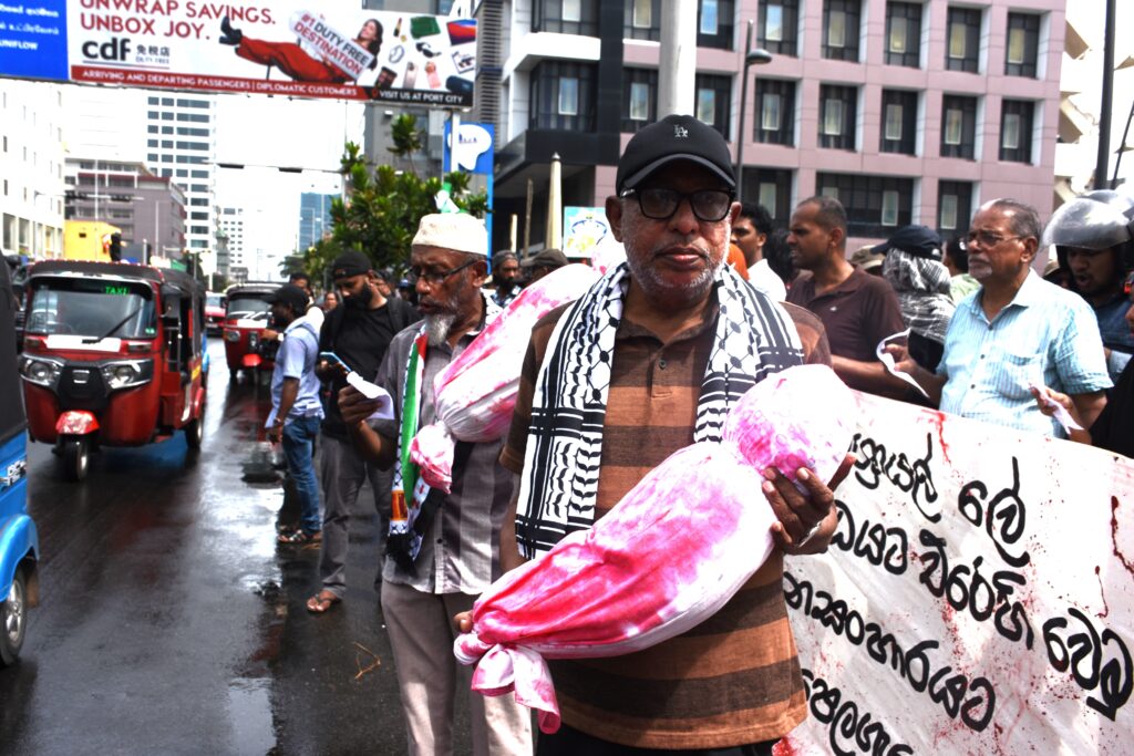 එපා එපා -යුද්ධය එපා, ලෝකෙට තව - යුද්ධ එපා , ගසාවේ -සංහාරය ,නතර කරව් -යුද්ධය එපා එපා එපා -යුද්ධය එපා, ලෝකෙට තව - යුද්ධ එපා , ගසාවේ -සංහාරය ,නතර කරව් -යුද්ධය එපා