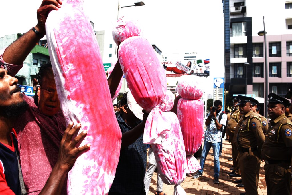 එපා එපා -යුද්ධය එපා, ලෝකෙට තව - යුද්ධ එපා , ගසාවේ -සංහාරය ,නතර කරව් -යුද්ධය එපා එපා එපා -යුද්ධය එපා, ලෝකෙට තව - යුද්ධ එපා , ගසාවේ -සංහාරය ,නතර කරව් -යුද්ධය එපා
