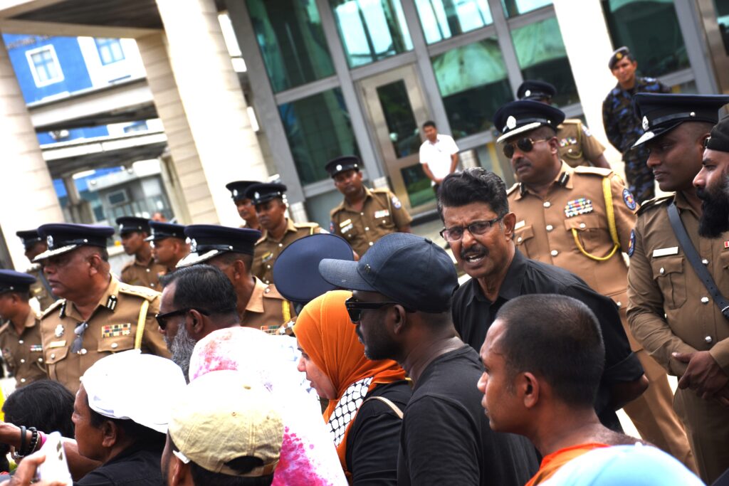 එපා එපා -යුද්ධය එපා, ලෝකෙට තව - යුද්ධ එපා , ගසාවේ -සංහාරය ,නතර කරව් -යුද්ධය එපා එපා එපා -යුද්ධය එපා, ලෝකෙට තව - යුද්ධ එපා , ගසාවේ -සංහාරය ,නතර කරව් -යුද්ධය එපා