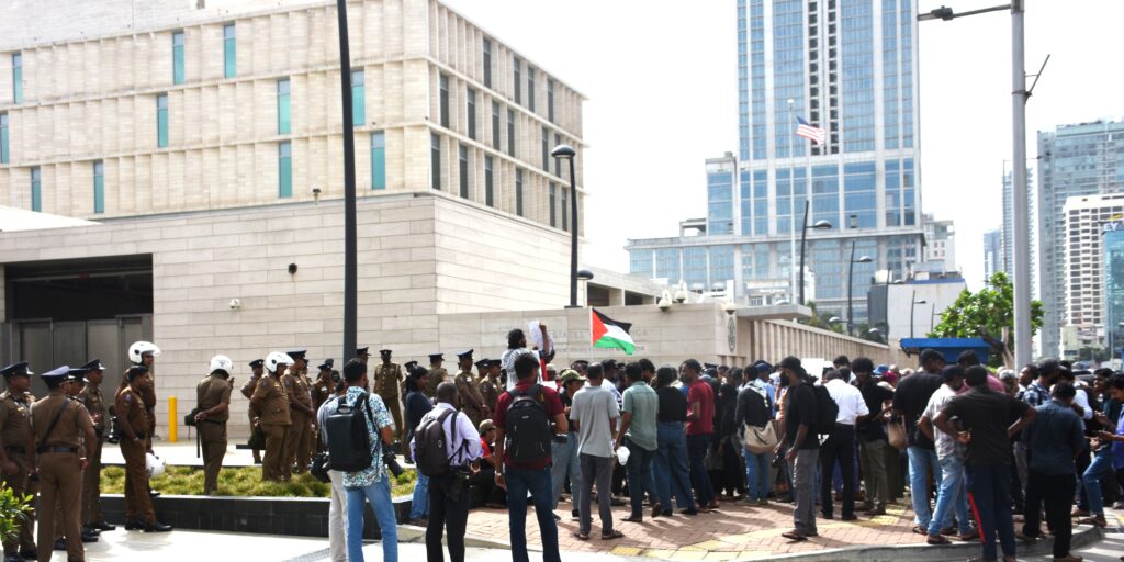 එපා එපා -යුද්ධය එපා, ලෝකෙට තව - යුද්ධ එපා , ගසාවේ -සංහාරය ,නතර කරව් -යුද්ධය එපා එපා එපා -යුද්ධය එපා, ලෝකෙට තව - යුද්ධ එපා , ගසාවේ -සංහාරය ,නතර කරව් -යුද්ධය එපා