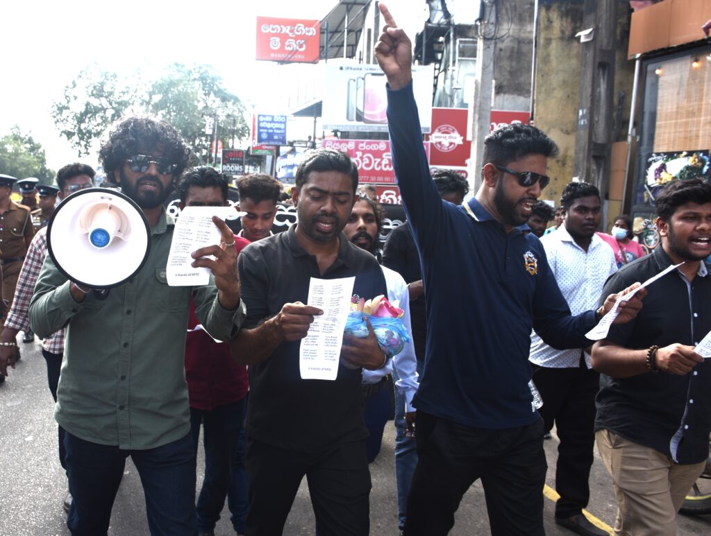 ජාජබ /ජවිපෙ ආණ්ඩුවේ ප්රජාතන්ත්ර විරෝධී ගමන අරගලයකින් නොව කැරැල්ලකින් අවසන් විය හැකි බව යෞවනයෝ අනතුරු අගවති ! ජාජබ /ජවිපෙ ආණ්ඩුවේ ප්රජාතන්ත්ර විරෝධී ගමන අරගලයකින් නොව කැරැල්ලකින් අවසන් විය හැකි බව යෞවනයෝ අනතුරු අගවති !