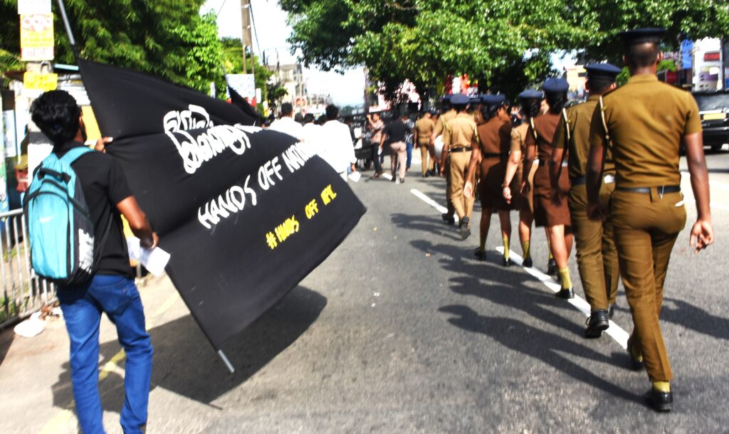 ජාජබ /ජවිපෙ ආණ්ඩුවේ ප්රජාතන්ත්ර විරෝධී ගමන අරගලයකින් නොව කැරැල්ලකින් අවසන් විය හැකි බව යෞවනයෝ අනතුරු අගවති ! ජාජබ /ජවිපෙ ආණ්ඩුවේ ප්රජාතන්ත්ර විරෝධී ගමන අරගලයකින් නොව කැරැල්ලකින් අවසන් විය හැකි බව යෞවනයෝ අනතුරු අගවති !