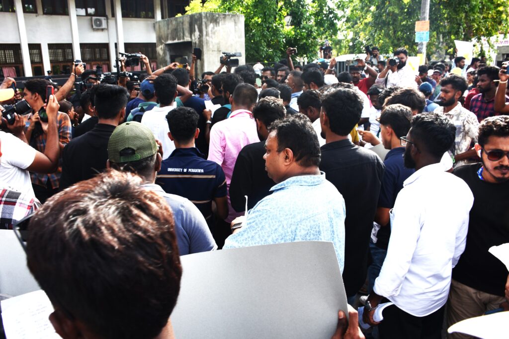 ජාජබ /ජවිපෙ ආණ්ඩුවේ ප්රජාතන්ත්ර විරෝධී ගමන අරගලයකින් නොව කැරැල්ලකින් අවසන් විය හැකි බව යෞවනයෝ අනතුරු අගවති ! ජාජබ /ජවිපෙ ආණ්ඩුවේ ප්රජාතන්ත්ර විරෝධී ගමන අරගලයකින් නොව කැරැල්ලකින් අවසන් විය හැකි බව යෞවනයෝ අනතුරු අගවති !