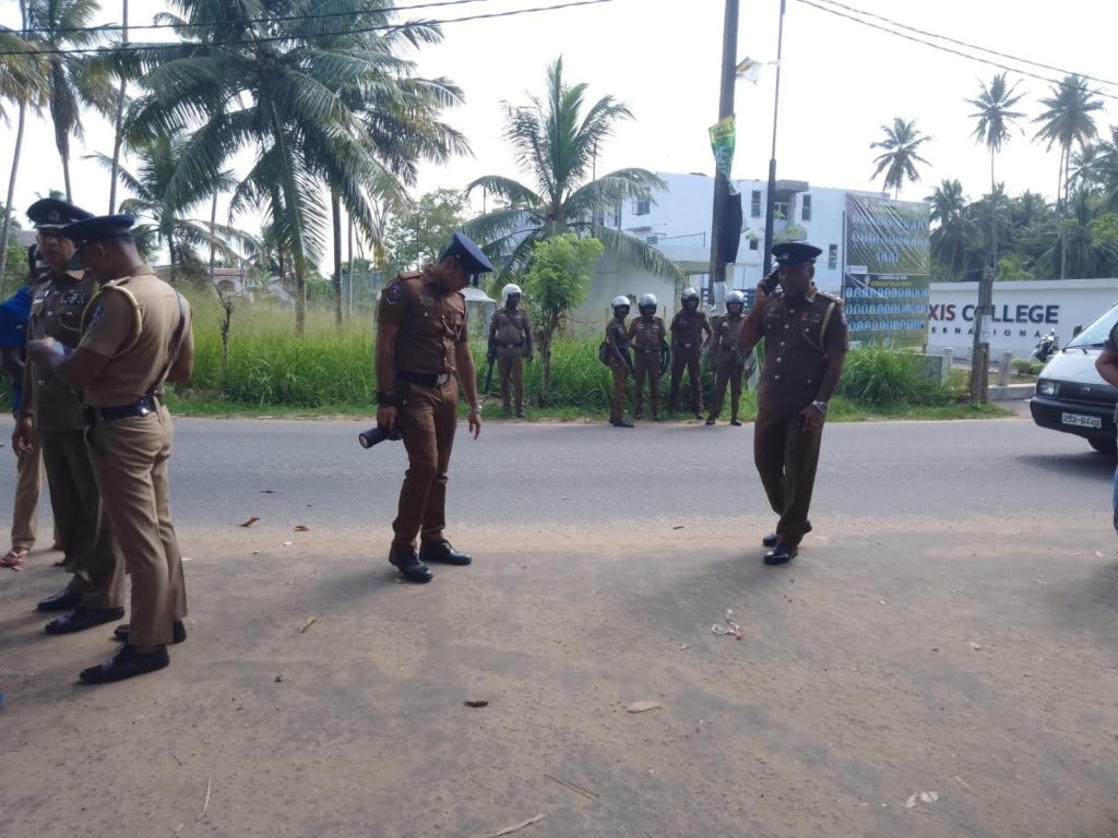 ආණ්ඩුවේ පැසිස්ට් නඩ, පෙරටුගාමී සමාජිකයින්ට පහර දී කර්යාලය අත්පත් කර ගනී ! ආණ්ඩුවේ පැසිස්ට් නඩ, පෙරටුගාමී සමාජිකයින්ට පහර දී කර්යාලය අත්පත් කර ගනී !