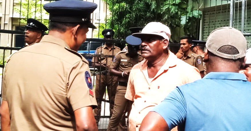 මා දැල් ධීවරයෝ තහනමට එරෙහිව අමාත්‍යංශය ඉදිරිපිට වාඩි ලා ගනී