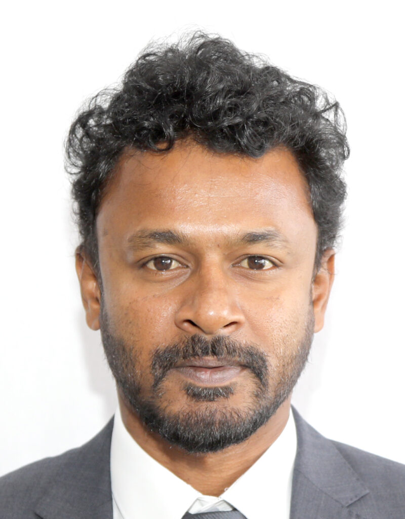 නකල්ස් ලෝක උරුම වැනසීමට ඊ. එම්.බස්නායක සහ ජගත් මනුවර්ණ යන පාර්ලිමේන්තුමන්ත්‍රිවරු සහ මැදදුම්බර ප්‍රාදේශීය ලේකම් ව්‍යාපාරිකයන් හා එක්ව නීති විරෝධී සැලසුම් අනුමත කරති