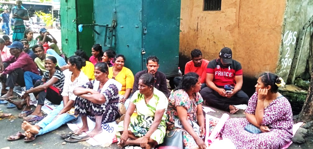 මා දැල් ධීවරයෝ තහනමට එරෙහිව අමාත්‍යංශය ඉදිරිපිට වාඩි ලා ගනී