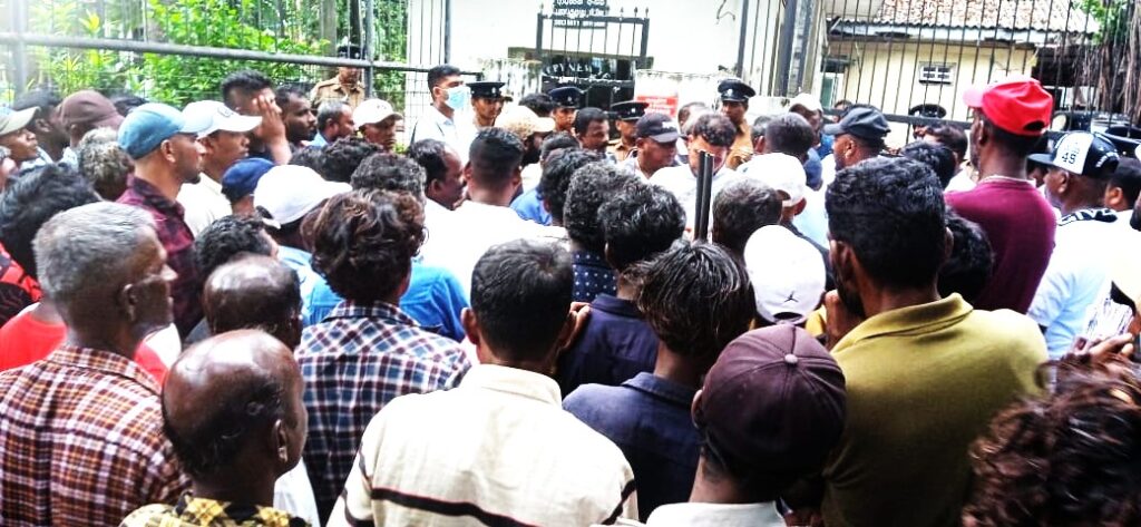 මා දැල් ධීවරයෝ තහනමට එරෙහිව අමාත්‍යංශය ඉදිරිපිට වාඩි ලා ගනී