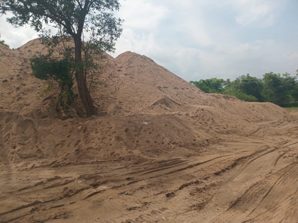 රොන්මඩ ඉවත් කරන මුවාවෙන් වැලි ජාවාරම් කරන ජවිපෙ/ ජාජබයේ ඇමතිවරු