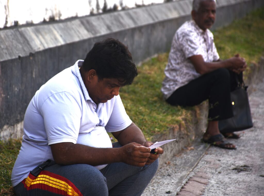 ධනපති ක්‍රමයට මතට සහ පාතාලයට ගොදුරු වුවන් වැනසීම හැර රැක ගැනීමට ක්‍රමයක් නැත !