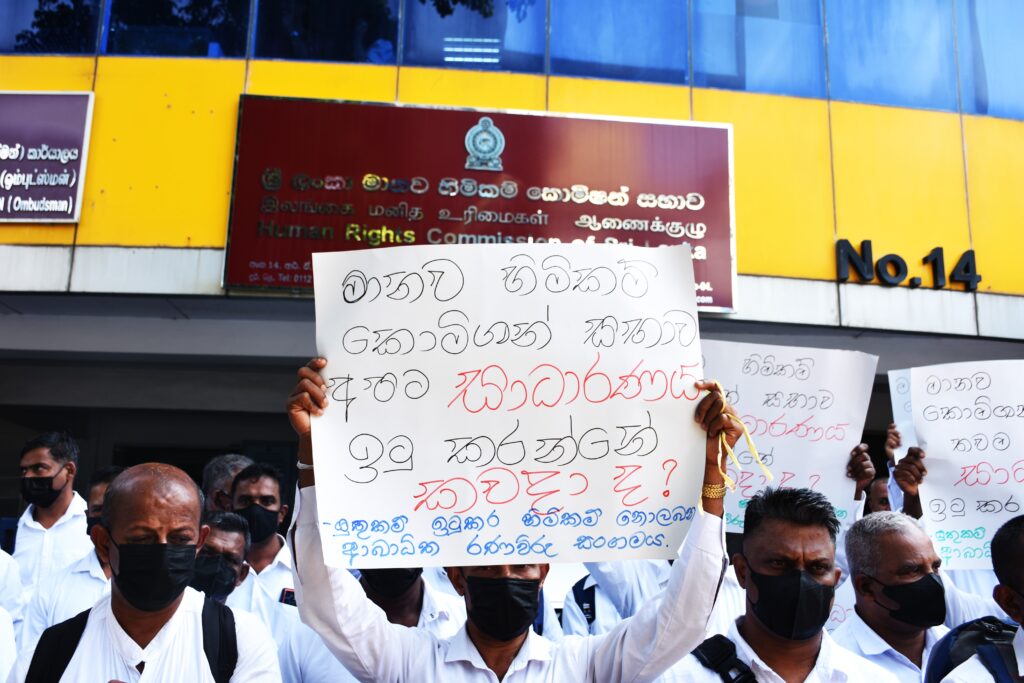 ජනාධිපති දුන් පොරොන්දු ඉටු කරන්නැයි බල කර මානව හිමිකම් නිලධාරිනියක් මානව හිමිකම් කොමිෂන් සභාව ඉදිරිපිට අඛණ්ඩ සත්‍යග්‍රනයක !