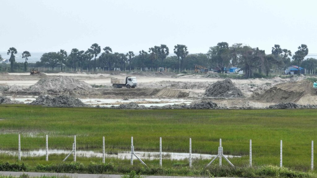 ජනපති මුල්ගල තබා ක්‍රිකට් ආයතනය නීති විරෝධීව වනසන යාපනයේ කුරුලු පාරාදීසය