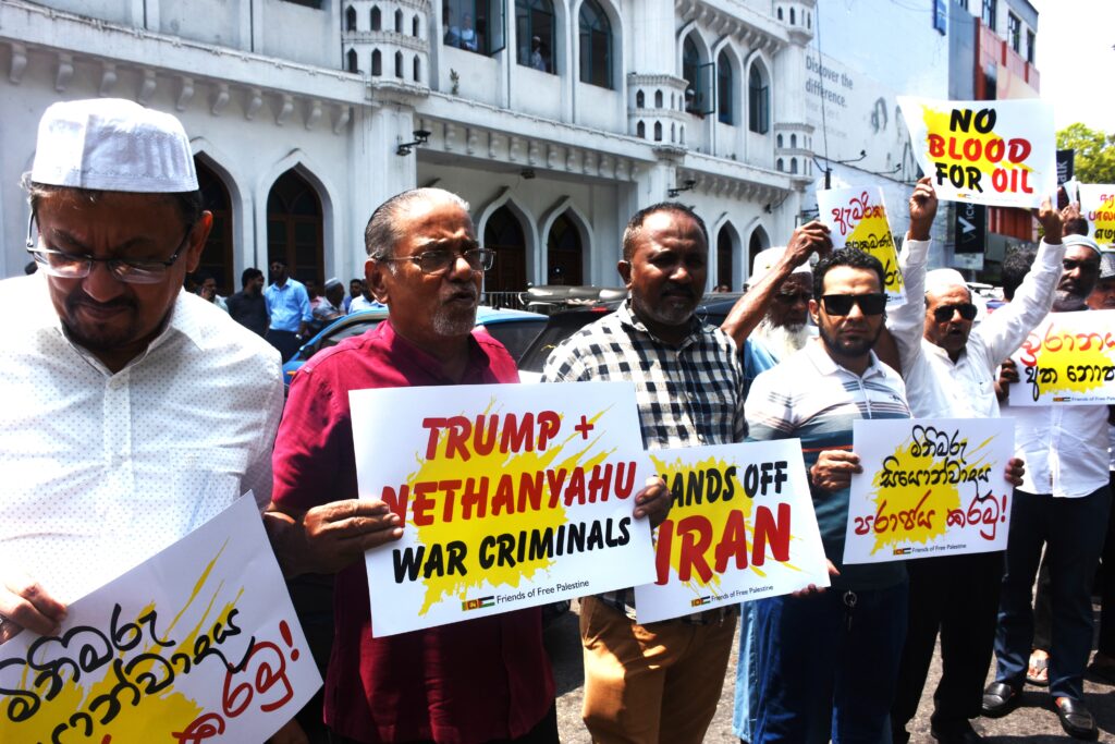 උම්මත්ක යුද්ධය නතර කිරීමට මැදිහත් වෙන්නැයි උද්ඝෝෂකයෝ ආණ්ඩුවෙන් ඉල්ලති !