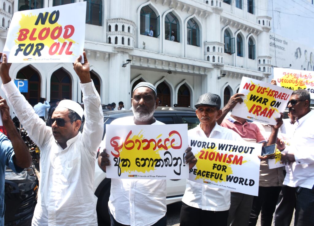 උම්මත්ක යුද්ධය නතර කිරීමට මැදිහත් වෙන්නැයි උද්ඝෝෂකයෝ ආණ්ඩුවෙන් ඉල්ලති !