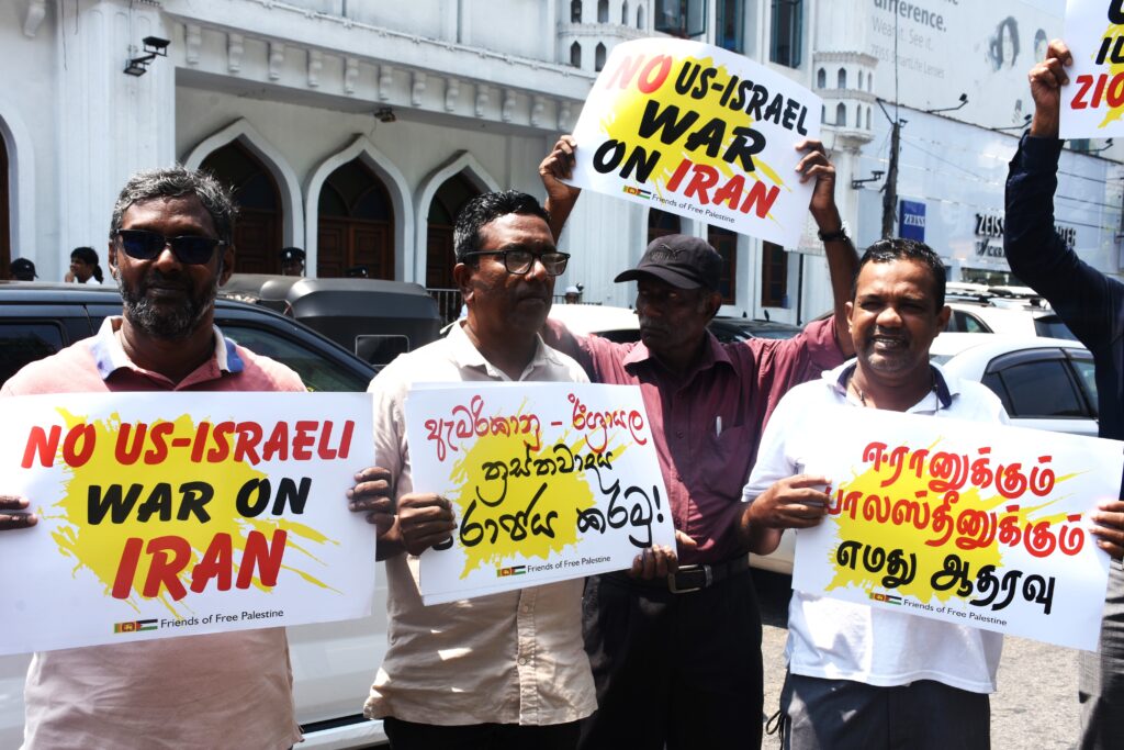 උම්මත්ක යුද්ධය නතර කිරීමට මැදිහත් වෙන්නැයි උද්ඝෝෂකයෝ ආණ්ඩුවෙන් ඉල්ලති !