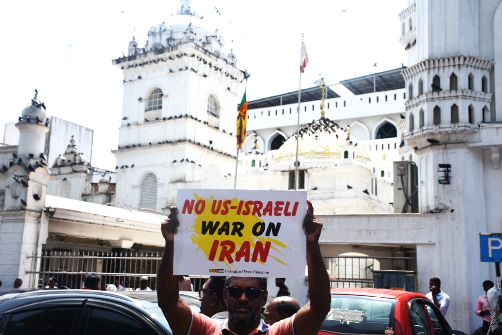 උම්මත්ක යුද්ධය නතර කිරීමට මැදිහත් වෙන්නැයි උද්ඝෝෂකයෝ ආණ්ඩුවෙන් ඉල්ලති !