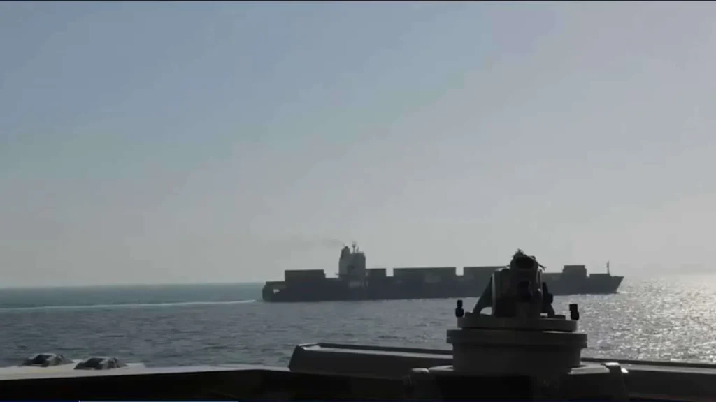 හෝමුස් සමුද්‍ර සන්දිය හරහා ගමන් කළ ඉරාන භාණ්ඩ වැවකට ඇමරිකාව පහර දෙයි.