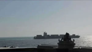 හෝමුස් සමුද්‍ර සන්දිය හරහා ගමන් කළ ඉරාන භාණ්ඩ වැවකට ඇමරිකාව පහර දෙයි.