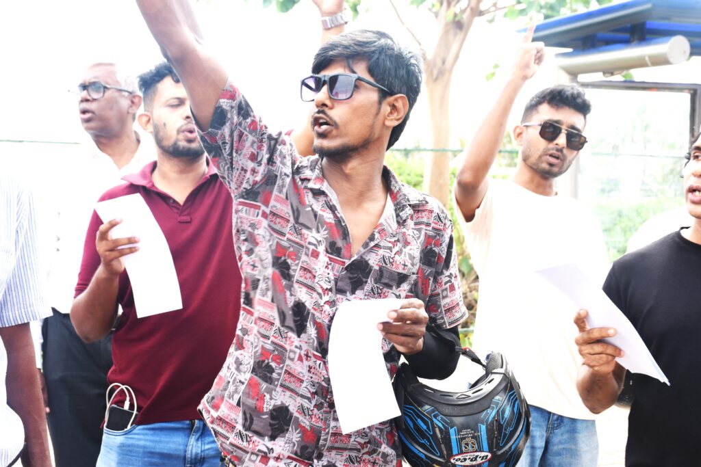 ආණ්ඩුව දුන් පොරොන්දු ඉටු කරන්නැයි අරගලකරුවන් ජනාධිපති ලේකම් කාර්යාලය ඉදිරිපිටට!ර්‍