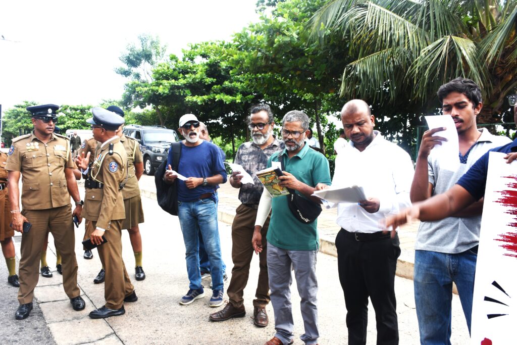 ආණ්ඩුව දුන් පොරොන්දු ඉටු කරන්නැයි අරගලකරුවන් ජනාධිපති ලේකම් කාර්යාලය ඉදිරිපිටට!ර්‍