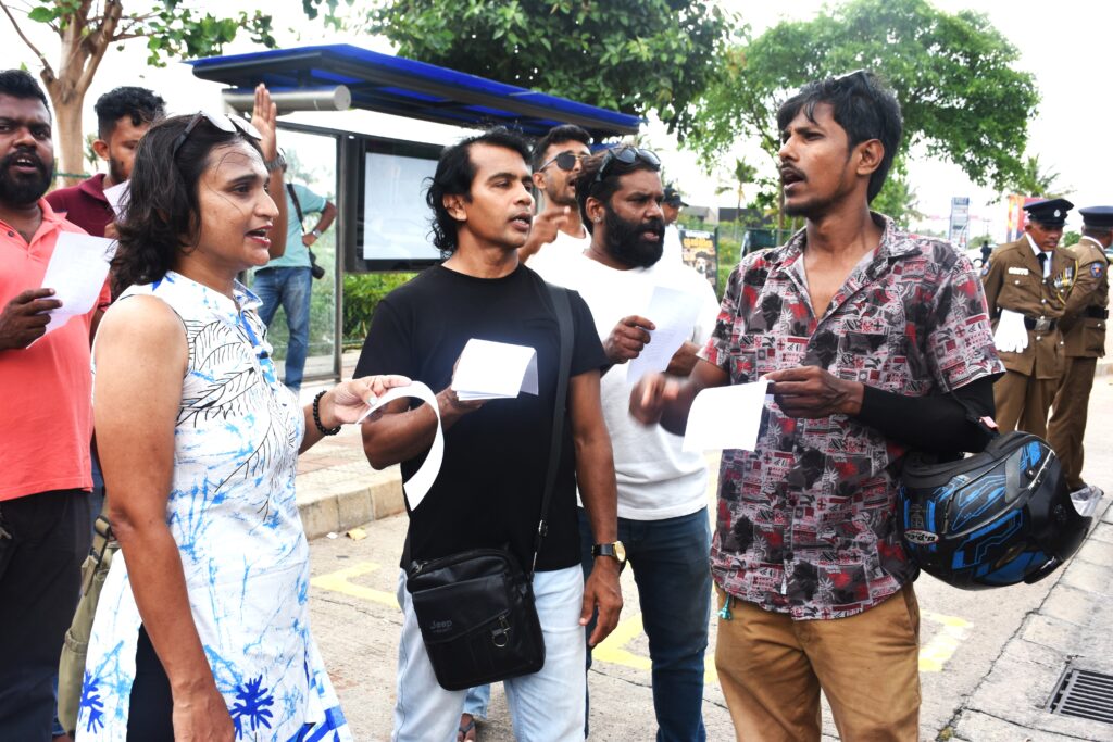 ආණ්ඩුව දුන් පොරොන්දු ඉටු කරන්නැයි අරගලකරුවන් ජනාධිපති ලේකම් කාර්යාලය ඉදිරිපිටට!ර්‍