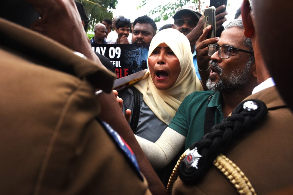 ආණ්ඩුව දුන් පොරොන්දු ඉටු කරන්නැයි අරගලකරුවන් ජනාධිපති ලේකම් කාර්යාලය ඉදිරිපිටට!ර්‍