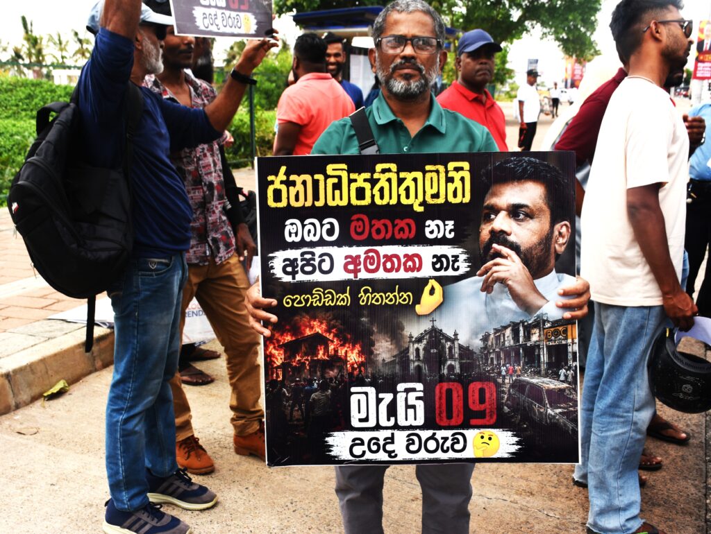 ආණ්ඩුව දුන් පොරොන්දු ඉටු කරන්නැයි අරගලකරුවන් ජනාධිපති ලේකම් කාර්යාලය ඉදිරිපිටට!ර්‍