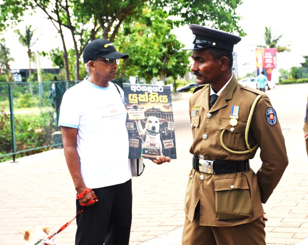 ආණ්ඩුව දුන් පොරොන්දු ඉටු කරන්නැයි අරගලකරුවන් ජනාධිපති ලේකම් කාර්යාලය ඉදිරිපිටට!ර්‍