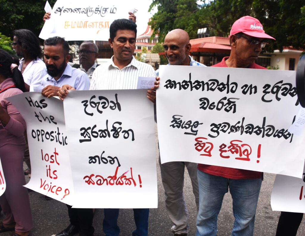 ළමා අපයෝජකයන් රකින ආණ්ඩුවට සහ නීතිපතිට එරෙහිව මහජනයා පාරට ළමා අපයෝජකයන් රකින ආණ්ඩුවට සහ නීතිපතිට එරෙහිව මහජනයා පාරට