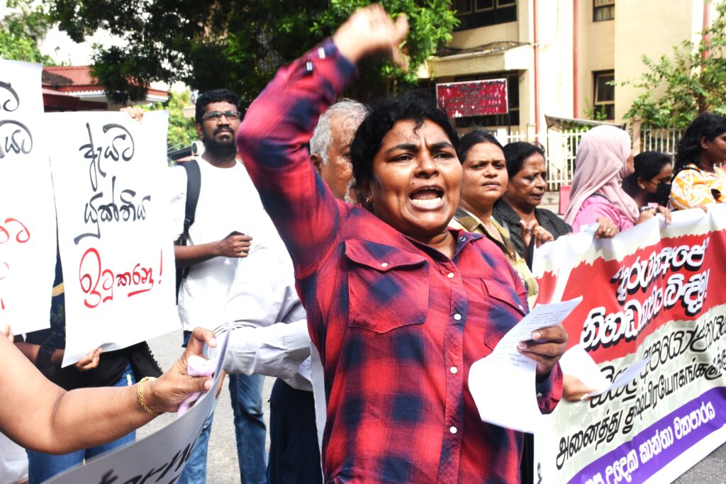 ළමා අපයෝජකයන් රකින ආණ්ඩුවට සහ නීතිපතිට එරෙහිව මහජනයා පාරට ළමා අපයෝජකයන් රකින ආණ්ඩුවට සහ නීතිපතිට එරෙහිව මහජනයා පාරට