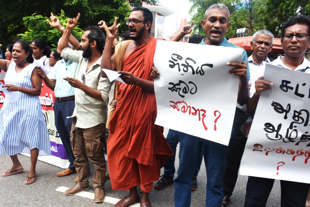 ළමා අපයෝජකයන් රකින ආණ්ඩුවට සහ නීතිපතිට එරෙහිව මහජනයා පාරට ළමා අපයෝජකයන් රකින ආණ්ඩුවට සහ නීතිපතිට එරෙහිව මහජනයා පාරට