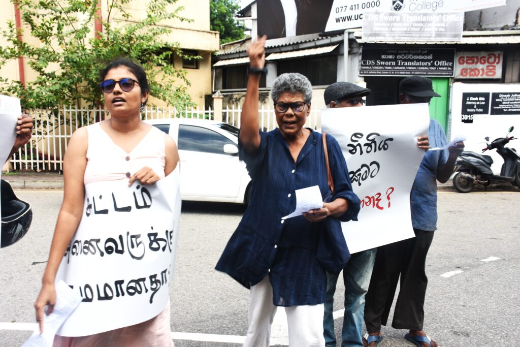 ළමා අපයෝජකයන් රකින ආණ්ඩුවට සහ නීතිපතිට එරෙහිව මහජනයා පාරට ළමා අපයෝජකයන් රකින ආණ්ඩුවට සහ නීතිපතිට එරෙහිව මහජනයා පාරට