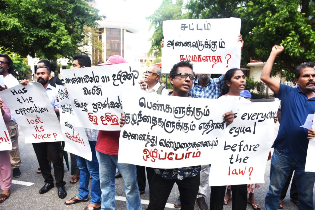 ළමා අපයෝජකයන් රකින ආණ්ඩුවට සහ නීතිපතිට එරෙහිව මහජනයා පාරට ළමා අපයෝජකයන් රකින ආණ්ඩුවට සහ නීතිපතිට එරෙහිව මහජනයා පාරට