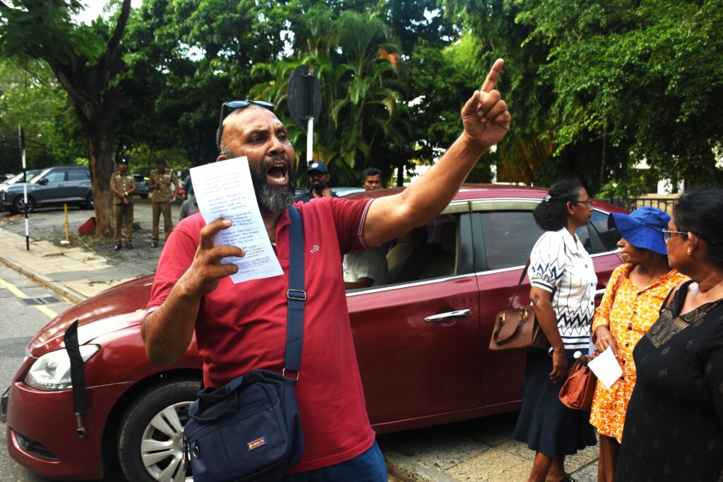 ළමා අපයෝජකයන් රකින ආණ්ඩුවට සහ නීතිපතිට එරෙහිව මහජනයා පාරට